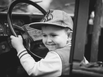 Ab wann dürfen Kinder vorne sitzen – und sollten Sie das überhaupt?
