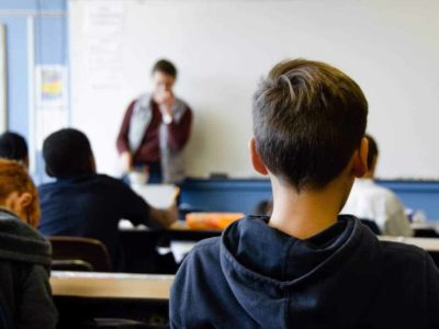 Schlechte Schulnoten auf dem Zeugnis? Welche Reaktion Dein Kind aufbauen kann.
