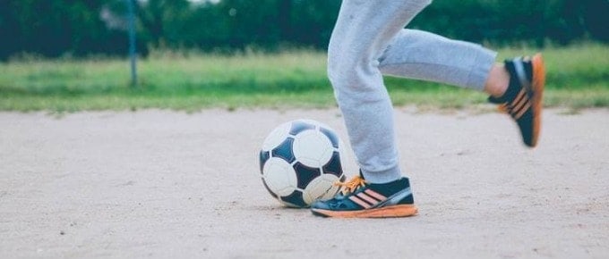 kinder fussball kicken