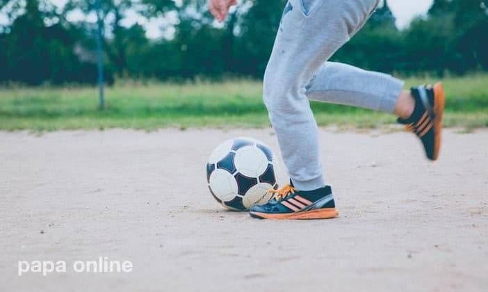 kinder fussball kicken